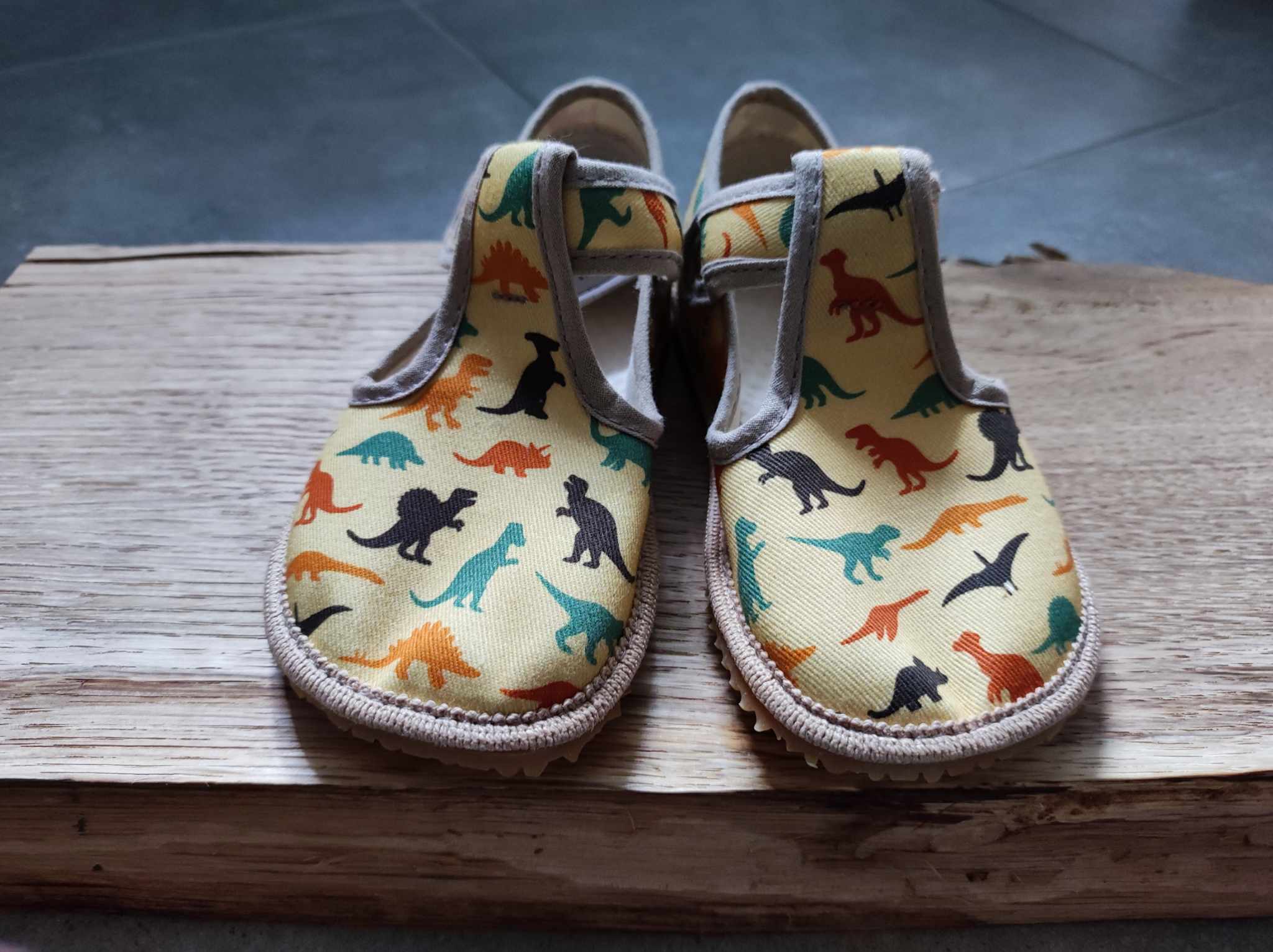 copati dinozavri beda otroška obutev