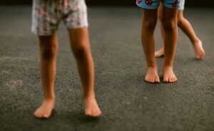 Zakaj otroci radi hodijo bosi blog